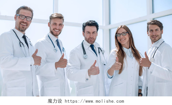 四男一女医生竖起大拇指传播健康与服务理念组的医生出现的拇指